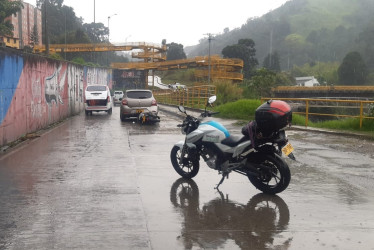 Las autoridades recomiendan conducir con precaución debido a que las vías están mojadas.