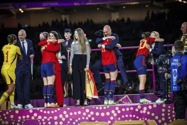 Las jugadoras españolas recibiendo las medallas por ganar el Mundial.