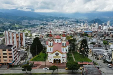 Parroquia Nuestra Señora del Rosario, en Chipre, y de fondo el centro y parte de Manizales. Su construcción comenzó en 1948 como una réplica de la antigua Catedral de Manizales que se quemó en el incendio de 1926.