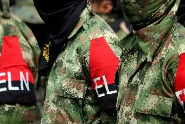 Imagen de archivo de guerrilleros formados, vestidos con uniforme militar y brazaletes del Eln. 