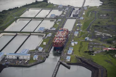 Un buque portacontenedores transita por las esclusas de Cocolí, hoy en el Canal de Panamá en Ciudad de Panamá.