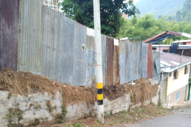 AHORA  Así luce la calle y el reemplazo de la estructura por láminas.