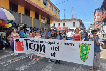 Así fue el desfile inaugural del Festival Municipal de Teatro. 