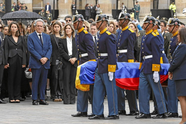 Militares cargan el féretro a la misa de cuerpo presente de Fernando Botero ayer en la Catedral Primada en Bogotá.