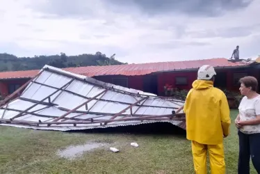 El aguacero en San José causó que se perdieran los techos de las viviendas. 