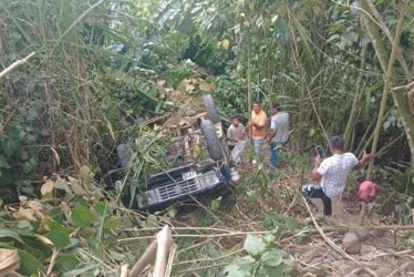 En el accidente del sábado, un campero se volcó con 18 personas a bordo.