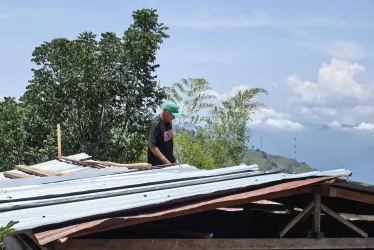 Los destechamientos de casas fueron un común denominador en las afectaciones que causaron las lluvias del viernes en Caldas. En la foto, una vivienda de Filadelfia. 