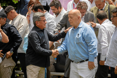 Foto | EFE | LA PATRIA  El jefe de la delegación del Eln, Pablo Beltrán, y el jefe de la delegación del Gobierno, Otty Patiño, conversan tras el cierre del cuarto ciclo de diálogos de paz.