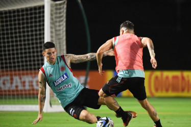 James Rodríguez y Juan Fernando Quintero, dos de los creativos de Colombia en la Eliminatoria. Hoy visitan a Chile.