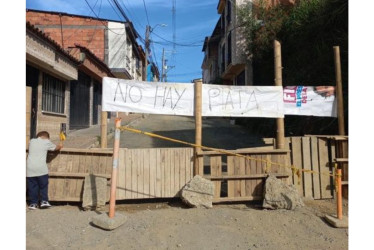 Los vecinos de la calle 10 entre carreras 13 y 14 de Chinchiná piden celeridad en los trabajos de pavimentación de un tramo de calzada. La obra la pararon. Alcaldía anuncia que retomaría trabajos la próxima semana. Los vecinos cercaron con palos el acceso a esta vía.