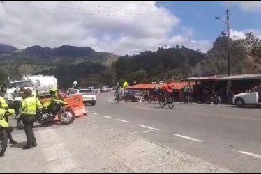 En el paso por el sector de Delgaditas, en la vía Manizales - Mariquita, había un puesto de control de la Policía para asistir a los corredores.