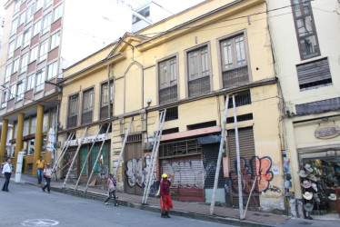 Esta casa, sostenida por 10 guaduas, está ubicada en la calle 20 entre carreras 22 y 23 y sigue en estado crítico, al igual que gran parte del Centro Histórico de Manizales que presenta problemas con pocas soluciones. La Asociación Cívica Centro Histórico de Manizales (ACCHM) comenta que recuperar este espacio ayudaría a construir una mejor ciudad para todos. 