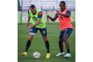 Jéider Riquett (izquierda), de buen desempeño en su regreso a la zona defensiva del Once Caldas, disputa un balón en un entrenamiento con su compañero Johar Mejía, delantero.