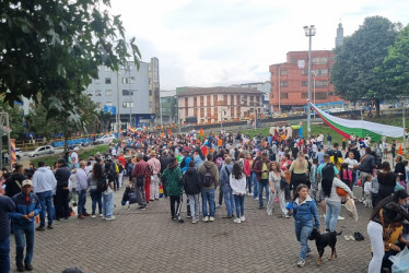 10 buses con habitantes de diferentes barrios de Manizales llegaron al evento en el que el excandidato Carlos Alberto Arias le presentó su apoyo a la candidata Paula Toro para la Alcaldía.