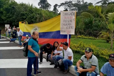 Las personas se ubicaron a un costado de la vía y esperan a Autopistas del Café.