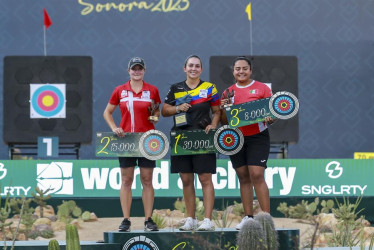 La colombiana Sara López Bueno (c) ganó por octava ocasión la medalla de oro en el Mundial de Tiro con Arco, categoría Compuesto, en Hermosillo, Sonora (México).