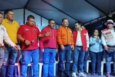 El candidato a la Alcaldía de Villamaría Jonier Alejandro Ramírez (chaqueta naranja) durante el evento que se realizó en Villamaría el pasado viernes. 