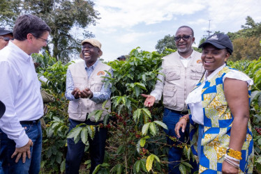 El vicepresidente de Kenia, Rigathi Gachagua, en su recorrido por Cenicafé, en Chinchiná, acompañado de su homóloga colombiana, Francia Márquez, y el presidente de la Federación Nacional de Cafeteros, Germán Bahamón.