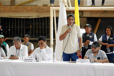 Alias Andrey Avendaño, delegado por el Estado Mayor Central de las disidencias de las Farc, habla durante la mesa de diálogos con el Gobierno.