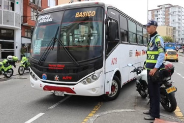 El conductor, de la empresa Expreso Sideral, utilizaba el celular mientras manejaba, por lo que los agentes lo amonestaron, sobre la avenida Santander con calle 55.