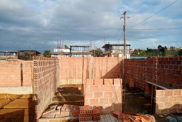 En soledad, así lucían ayer las obras del proyecto Mil Vivienda en Palestina.