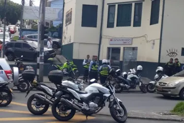 En la esquina donde está ubicado el cajero de Davivienda, en la avenida Paralela, cerca de Confa, se presentó la agresión a la agente de tránsito.