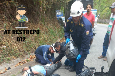 Bomberos de Aranzazu atendieron al motociclista lesionado. 