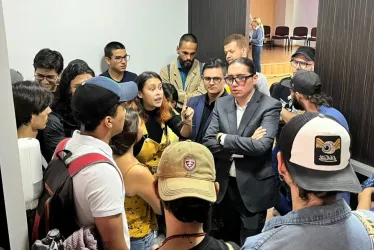 El representante a la Cámara Juan Sebastián Gómez dialogando con estudiantes de la Universidad de Caldas. 