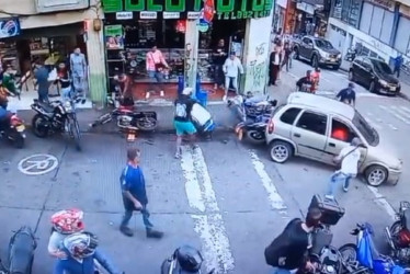 En su intento por huir, el conductor del carro chocó con otros vehículos.