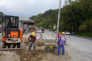 Un poste de telefonía obstruye el ingreso al cuarto carril en la vía de ingreso a Villamaría (Caldas). La empresa de telefonía Tigo Une no lo retira. Las obras estarían listas a más tardar a mediados de este mes.