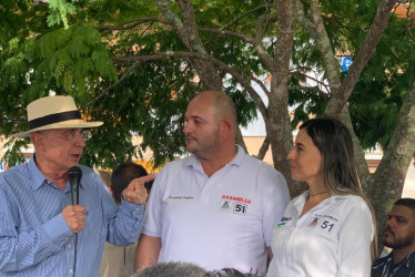 El expresidente con el candidato a la Alcaldía de Anserma Alexánder Ospina y la candidata a la Asamblea Karen Liliana Suárez.