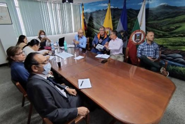 La Veeduría Transparencia Concurso Docente tiene esta foto (publicada en redes por la Alcaldía) de una actividad en la que la secretaria de Educación de Manizales, Elizabeth Pacheco, habla con rectores sobre diversos temas, entre ellos el Concurso Docente. Ahí esperaba estar la Veeduría. 