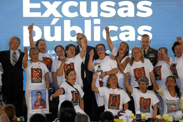 Foto | EFE | LA PATRIA  Iván Velásquez Gómez, ministro de Defensa, participó ayer junto a altos mandos militares y funcionarios en un acto de excusas públicas ante madres de víctimas de falsos positivos, en la Plaza de Bolívar en Bogotá.