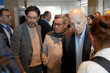 Foto | EFE | LA PATRIA  El senador Iván Cepeda y Otty Patiño, miembros de la delegación del Gobierno, y Pablo Beltrán, jefe de la delegación de la guerrilla del Eln, se encuentran por segunda ocasión en Bogotá.