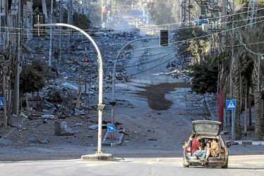 Residentes de Gaza evacúan la ciudad en medio de la destrucción por los bombardeos de Israel.