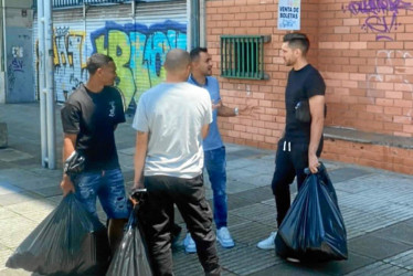 Luis Miranda, Marlon Piedrahíta, Gerardo Ortiz y Andrés Felipe Correa, cuatro de los seis jugadores despedidos, afuera del Palogrande.