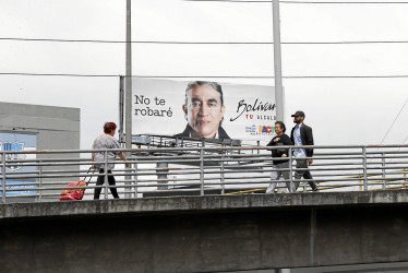 Foto | EFE | LA PATRIA Gustavo Bolívar, el candidato de Petro a la Alcaldía de Bogotá, podría quedar hasta por fuera de la segunda vuelta al segundo cargo de elección popular más importante de Colombia.