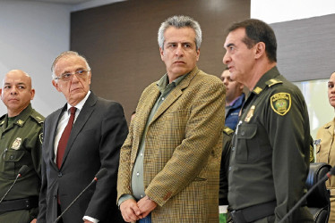 FOTO | EFE | LA PATRIA  El ministro de Defensa, Iván Velásquez; del Interior, Luis Fernando Velasco, y el director de la Policía, general William Salamanca, presentan el plan de seguridad para las elecciones del próximo domingo.