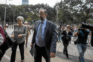 Foto | EFE | LA PATRIA  El presidente de la Comisión Nacional de Primarias (CNP), Jesús María Casal, así como la vicepresidenta, Mildred Camero, y el miembro suplente Roberto Abdul-Hadi, declararon ayer en calidad de investigados ante la Fiscalía, para responder por la denuncias de fraude en las elecciones internas de la oposición venezolana.