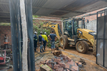 La Alcaldía de Norcasia reportó que las lluvias de ayer obligaron a usar maquinaria amarilla por deslizamientos sobre la vía que conduce al embalse Amaní y al corregimiento Berlín, en una vivienda del barrio Marisol Manrique.