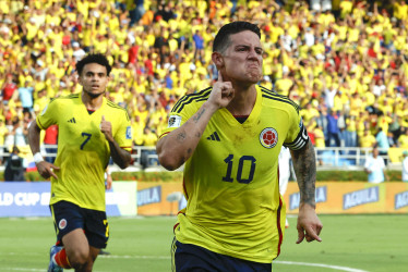 James Rodríguez de Colombia celebra su gol hoy, en un partido de las Eliminatorias Sudamericanas para la Copa Mundial de Fútbol 2026 entre Colombia y Uruguay en el estadio Metropolitano en Barranquilla