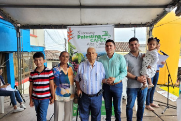 Los tres primeros puestos de Palestina. De izquierda a derecha, Luz Estella Gutiérrez (2.ª), José Gildardo Mejía (3.º, de camisa de rayas) y Hernán Mauricio Guzmán (1.º, con la niña en brazos).