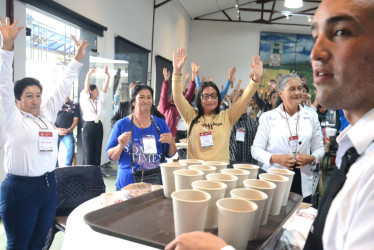 Las cafeteras Rosa Helena López, María Amparo Osorio, María Belén Osorio y Alba Lucía Ortiz, de Aguadas, participan en una actividad del 10.º Encuentro Mujer y Café, realizado ayer en el Recinto del Pensamiento, en Manizales. Ellas hacen parte del proyecto Mujeres Cafeteras Sembrando Sostenibilidad, que trabaja por la reforestación y el cuidado del agua en Caldas.