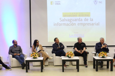 El foro 'Seguridad Digital: Salvaguarda de la Información Empresarial', realizado ayer por LA PATRIA en la Universidad Autónoma de Manizales, reunió a expertos para dialogar sobre cómo contrarrestar los ciberataques y formar a la ciudadanía en protección informática. Allí, el ministro de las TIC, Mauricio Lizcano, anunció su intención de convertir a la ciudad en la capital colombiana de ciberseguridad y en la sede del Grupo Interno de Trabajo de Respuestas a Emergencias Cibernéticas de Colombia.