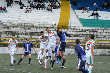 Con dos triunfos, Formadores Materiales Caldas (azul) anuncia con buen nivel su posibilidad de ser finalista.