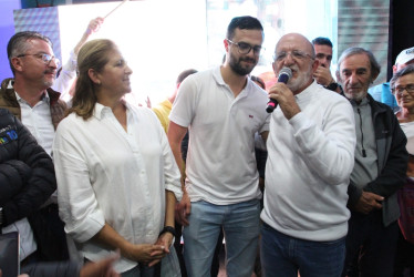 El electo gobernador de Caldas, Henry Gutiérrez Ángel, en compañía de su esposa, Estela Salazar Granada, y de su hijo menor, Felipe, celebran el triunfo.