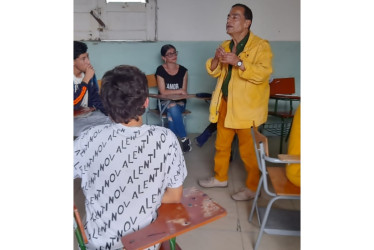 Jaime Obando López impartiendo una de sus clases.