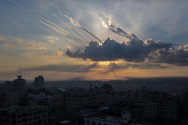 Vista de varios cohetes lanzados desde la Franja de Gaza hacia Israel este sábado por la milicia de Ezz Al-Din Al Qassam, la rama militar de Hamas.