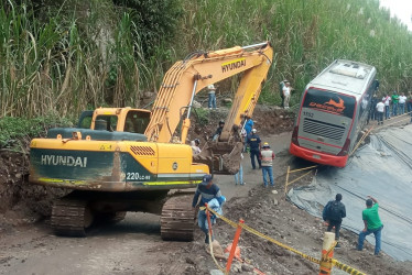 Maquinaria amarilla se encuentra en el sitio para tratar de habilitar la vía lo más rápido posible.