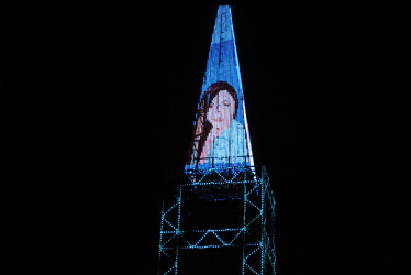 La noche del 1 de octubre, la torre de El Cable se iluminó con la imagen de Estefanía Martínez Valencia y también se adelantó una velatón en su nombre.